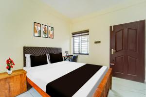 Postel nebo postele na pokoji v ubytování Super Hotel O HMT Colony Kochi formerly Pullans Arcade