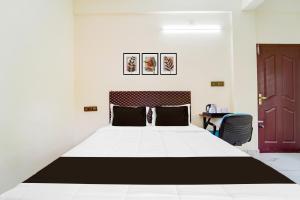 Postel nebo postele na pokoji v ubytování Super Hotel O HMT Colony Kochi formerly Pullans Arcade