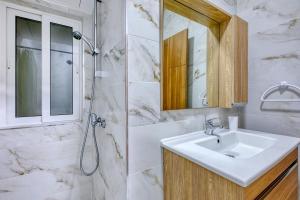 Bilik mandi di Brand new, centrally located Apartment in San Gwann By SF HOMES +18 gambar