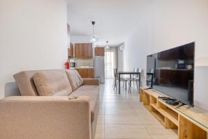 Televisyen dan/atau pusat hiburan di Brand new, centrally located Apartment in San Gwann By SF HOMES
