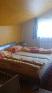 two twin beds in a room with a window at Ferienwohnung Linde in Faak am See