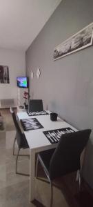 einen weißen Tisch mit einem Laptop darüber in der Unterkunft Granada centro in Granada