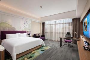海口市にあるHampton by Hilton Nanhai Haikouのベッド、机、テレビのある寝室 +91枚の写真