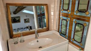 Ванная комната в Maison Bordelaise Typique 1850 +19 фотографий