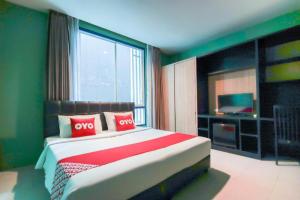 Ένα ή περισσότερα κρεβάτια σε δωμάτιο στο OYO 1162 Chalong Home Place