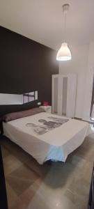 ein Schlafzimmer mit einem großen Bett in einem Zimmer in der Unterkunft Granada centro in Granada