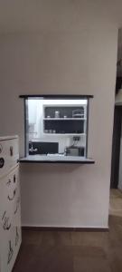 eine kleine Küche mit einem Fenster in einer Wand in der Unterkunft Granada centro in Granada