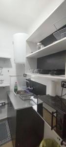 eine Küche mit Tisch und Arbeitsplatte in der Unterkunft Granada centro in Granada