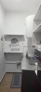 eine Küche mit Spüle und Tastatur auf einer Theke in der Unterkunft Granada centro in Granada