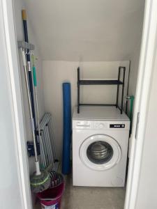 eine Waschmaschine und ein Trockner in einem kleinen Raum in der Unterkunft Sutomore Panorama Studio in Sutomore