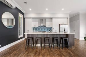 Cucina o angolo cottura di 'Barton House' - Ideal Location Stroll to CBD