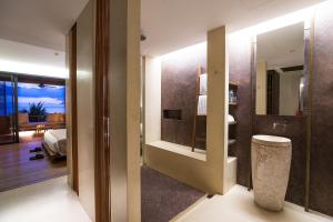 Vannituba majutusasutuses Hansar Samui Resort & Spa - SHA Extra Plus