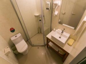 ein Badezimmer mit Dusche, Toilette und Waschbecken in der Unterkunft GreenTree Inn Suzhou Guanqian Street Leqiao Metro Station in Suzhou