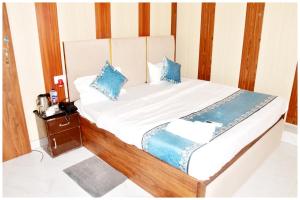 Giường trong phòng chung tại AYODHYA HOTEL R-G PALACE Near Ram janam Bhoomi andn Temple - A Premium Hotel In Ayodhya