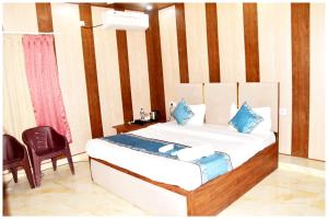 Giường trong phòng chung tại AYODHYA HOTEL R-G PALACE Near Ram janam Bhoomi andn Temple - A Premium Hotel In Ayodhya