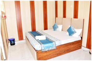 Giường trong phòng chung tại AYODHYA HOTEL R-G PALACE Near Ram janam Bhoomi andn Temple - A Premium Hotel In Ayodhya
