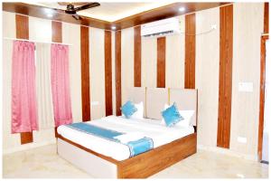 Giường trong phòng chung tại AYODHYA HOTEL R-G PALACE Near Ram janam Bhoomi andn Temple - A Premium Hotel In Ayodhya