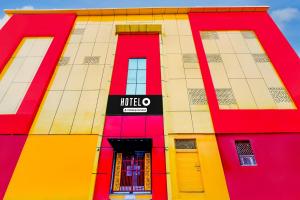 加济阿巴德Super Hotel O Nehru Nagar Near Bus Stand的一座多彩的建筑,上面有标志