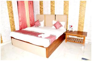 Giường trong phòng chung tại AYODHYA HOTEL R-G PALACE Near Ram janam Bhoomi andn Temple - A Premium Hotel In Ayodhya