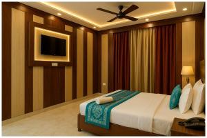 Giường trong phòng chung tại AYODHYA HOTEL R-G PALACE Near Ram janam Bhoomi andn Temple - A Premium Hotel In Ayodhya