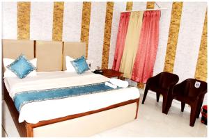 Giường trong phòng chung tại AYODHYA HOTEL R-G PALACE Near Ram janam Bhoomi andn Temple - A Premium Hotel In Ayodhya