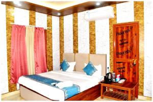 Giường trong phòng chung tại AYODHYA HOTEL R-G PALACE Near Ram janam Bhoomi andn Temple - A Premium Hotel In Ayodhya