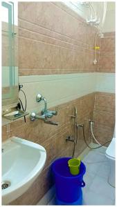 Phòng tắm tại AYODHYA HOTEL R-G PALACE Near Ram janam Bhoomi andn Temple - A Premium Hotel In Ayodhya
