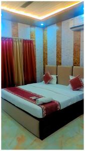 Giường trong phòng chung tại AYODHYA HOTEL R-G PALACE Near Ram janam Bhoomi andn Temple - A Premium Hotel In Ayodhya