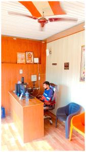 Khu vực ghế ngồi tại AYODHYA HOTEL R-G PALACE Near Ram janam Bhoomi andn Temple - A Premium Hotel In Ayodhya