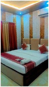Giường trong phòng chung tại AYODHYA HOTEL R-G PALACE Near Ram janam Bhoomi andn Temple - A Premium Hotel In Ayodhya