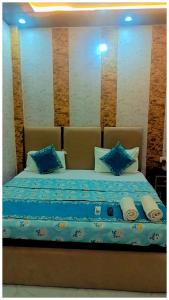 Giường trong phòng chung tại AYODHYA HOTEL R-G PALACE Near Ram janam Bhoomi andn Temple - A Premium Hotel In Ayodhya