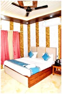 Giường trong phòng chung tại AYODHYA HOTEL R-G PALACE Near Ram janam Bhoomi andn Temple - A Premium Hotel In Ayodhya