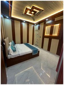 Giường trong phòng chung tại AYODHYA HOTEL R-G PALACE Near Ram janam Bhoomi andn Temple - A Premium Hotel In Ayodhya