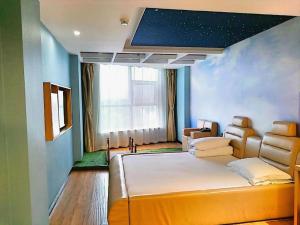Ένα ή περισσότερα κρεβάτια σε δωμάτιο στο IU Hotel Lvliang Xiaoyi Zhenxing Street Branch