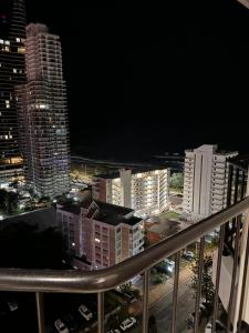 Rõdu või terrass majutusasutuses Ocean with City Views, Level 17, 5G Internet At Mantra