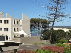 una vista di un edificio e dell'oceano da una strada di Kokomo Unit 4 a Caloundra