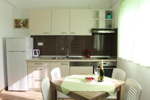 Kuchyň nebo kuchyňský kout v ubytování Smart Apartments