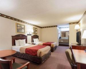 Katil atau katil-katil dalam bilik di Econo Lodge Grenada +38 gambar