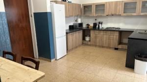 Cucina o angolo cottura di Unique City Hostel 100 meters from Beach