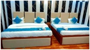 Giường trong phòng chung tại AYODHYA HOTEL R-G PALACE Near Ram janam Bhoomi andn Temple - A Premium Hotel In Ayodhya