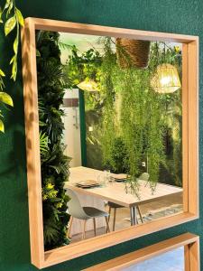 Photo de la galerie de l'établissement Jungle Suite ,Terrasse, Wi-Fi & Parking PV, à Lunel