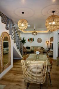 Et opholdsområde på Cityview Home with Outdoor Jacuzzi