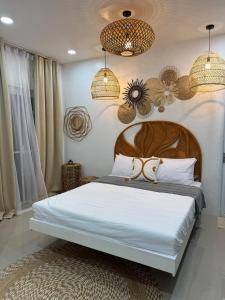 En eller flere senge i et værelse på Cityview Home with Outdoor Jacuzzi