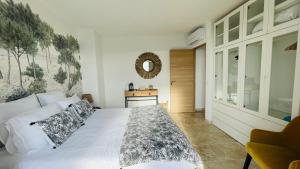 Villa Cacharelle Vue Mer Piscine客房内的一张或多张床位