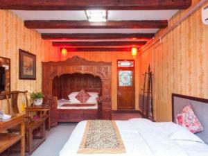 a bedroom with a large bed in a room at Pingyao Yufengheng Hotel in Pingyao