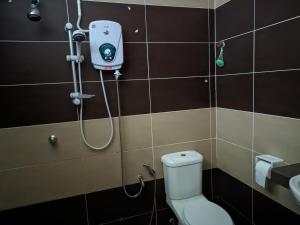 Koupelna v ubytování Nucifera Hotel Tambunan