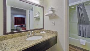 Koupelna v ubytování Motel 6-Maple Shade Township, NJ - Philadelphia - Mt Laurel + 25 fotografií