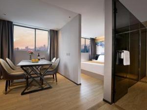 une salle à manger avec une table et une chambre dans l'établissement Bravo Business Hotel, à Shenzhen 206 autres photos