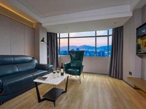 un salon avec un canapé et une table dans l'établissement Bravo Business Hotel, à Shenzhen