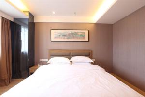 Rúm í herbergi á Chongqing Xiaoshe Yuanmu River View Guesthouse Jiefangbei Hongyadong Branch